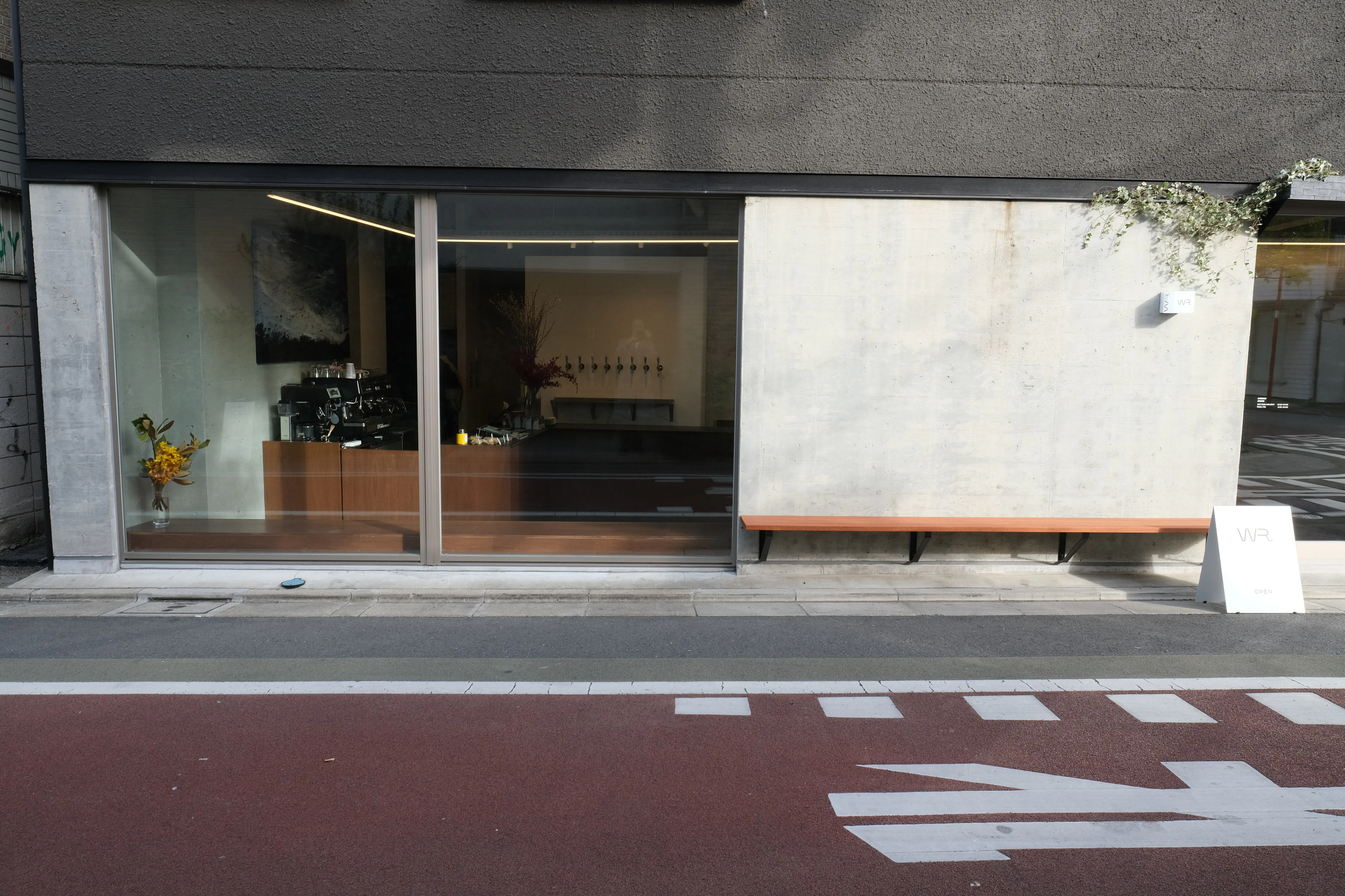 【学芸大学駅3分】ポップアップストアや展示会場、撮影に最適な自然光差し込む無機質カフェ