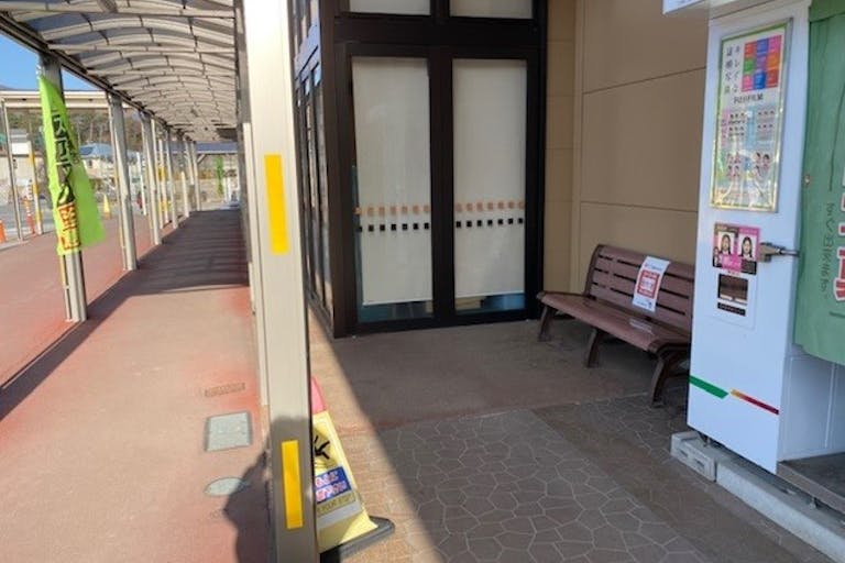 【Aコープファーマーズ富士見店】プロモーションや物販に最適な屋外軒下スペースの画像1