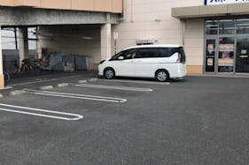【ミスターマックス 岡山西店】駐車場(家電側) 販促プロモーションや物販用途に最適な総合ディスカウントストアの催事イベントスペース
