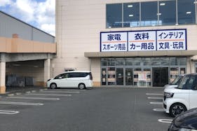 【ミスターマックス 岡山西店】駐車場(家電側) 販促プロモーションや物販用途に最適な総合ディスカウントストアの催事イベントスペース