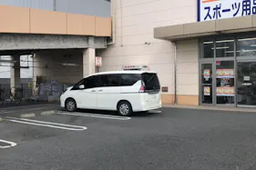 【ミスターマックス 岡山西店】駐車場(家電側) 販促プロモーションや物販用途に最適な総合ディスカウントストアの催事イベントスペース