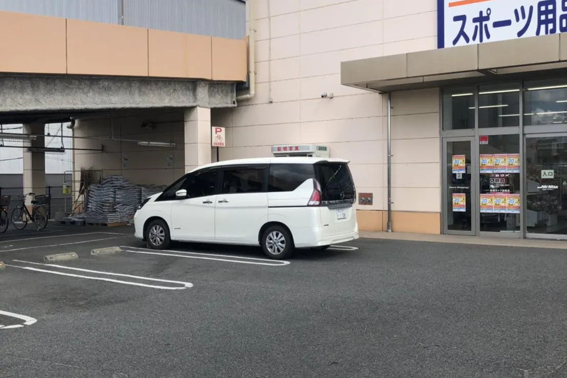 【ミスターマックス 岡山西店】駐車場(家電側) 物販用途に最適な総合ディスカウントストアの催事イベントスペース