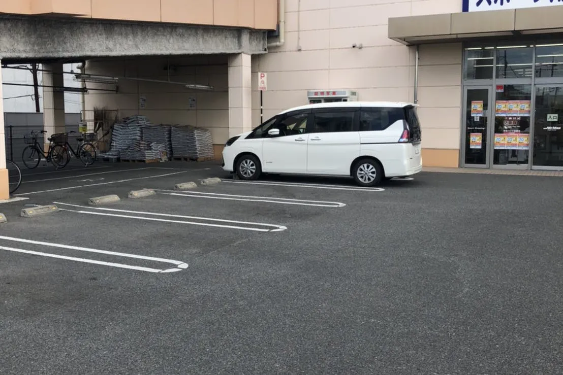 【ミスターマックス 岡山西店】駐車場（家電側） 物販用途に最適な総合ディスカウントストアの催事イベントスペース