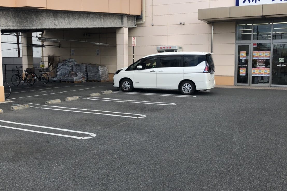 【ミスターマックス 岡山西店】駐車場（家電側） 物販用途に最適な総合ディスカウントストアの催事イベントスペース
