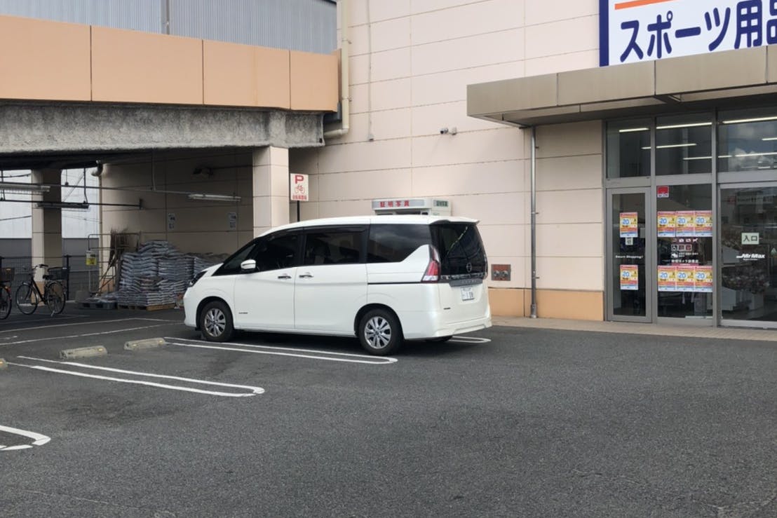 【ミスターマックス 岡山西店】駐車場（家電側） 物販用途に最適な総合ディスカウントストアの催事イベントスペース