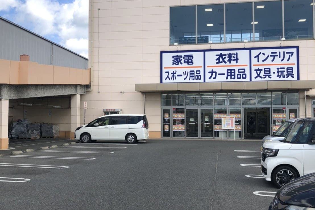 【ミスターマックス 岡山西店】駐車場（家電側） 物販用途に最適な総合ディスカウントストアの催事イベントスペース