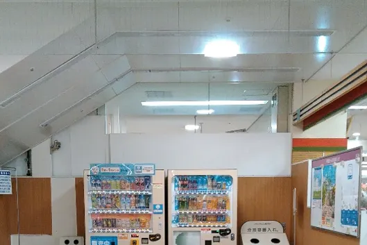【イオン半田店】各種プロモーションや物販のポップアップストアに最適なエスカレーター下休憩所の催事イベントスペース