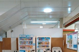 【イオン半田店】各種プロモーションや物販のポップアップストアに最適なエスカレーター下休憩所の催事イベントスペース