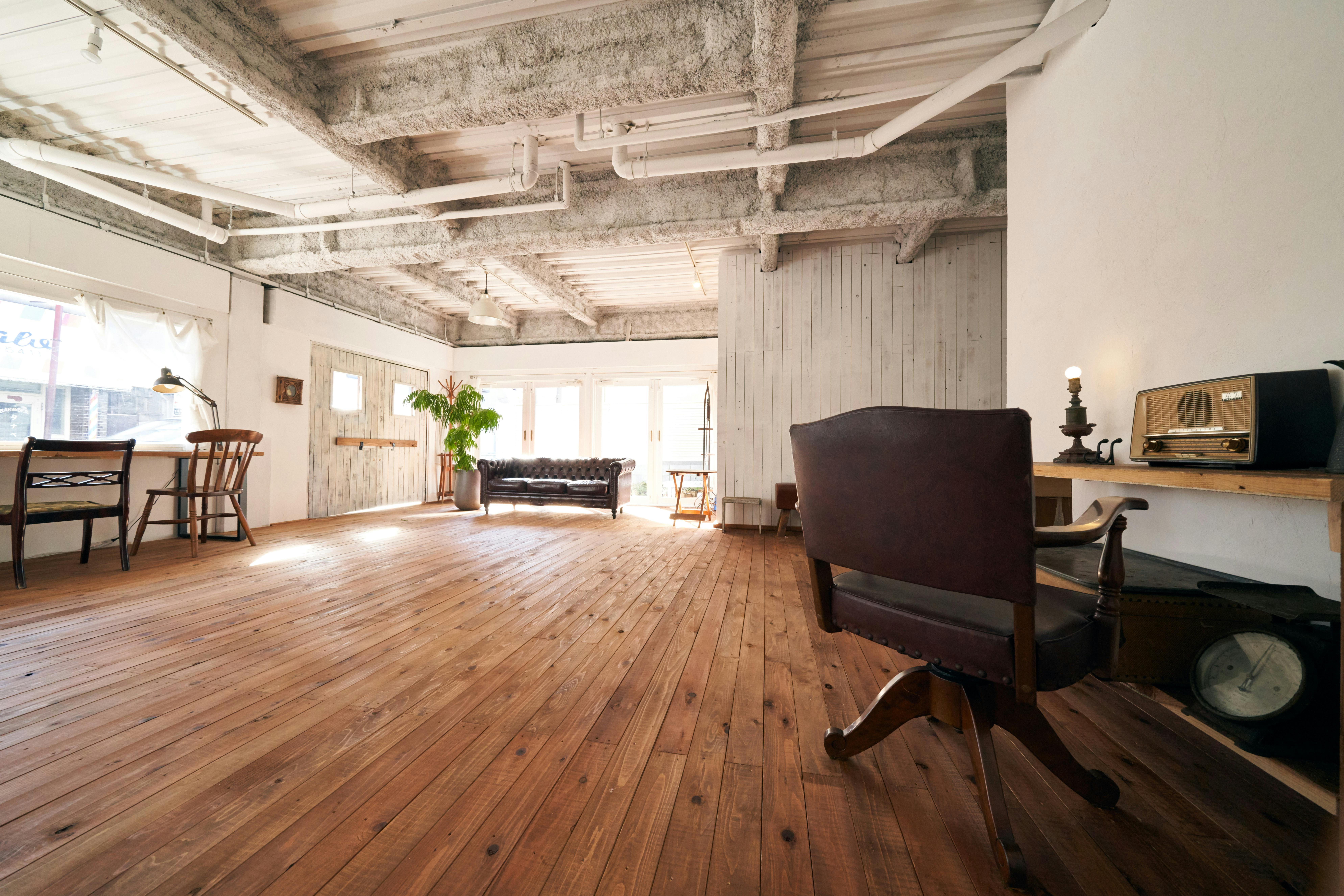 【練馬駅9分】ポップアップストアや展示会に最適なヴィンテージ什器が揃った1Fイベントスペース