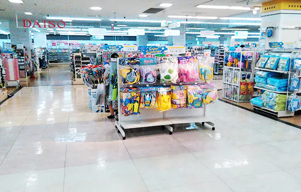 【イオン柳津店】各種プロモーションや物販、食物販のポップアップストアに最適な2F ダイソー前スペース