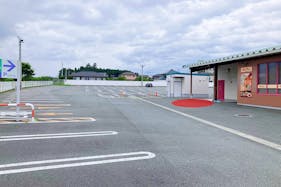 【ダイナム山梨南アルプス店ゆったり館】キッチンカー出店やプロモーションイベントに最適なアミューズメント施設の屋外スペース