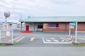 【ダイナム山梨南アルプス店ゆったり館】キッチンカー出店やプロモーションイベントに最適なアミューズメント施設の屋外スペース