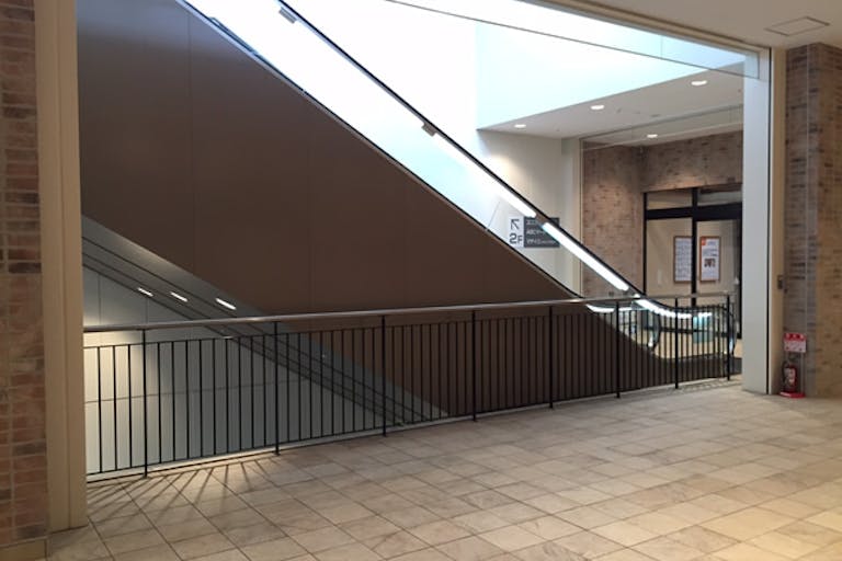 【BRANCH神戸学園都市】プロモーションや物販用途での利用が可能な商業施設エスカレーター横のイベントスペースの画像1