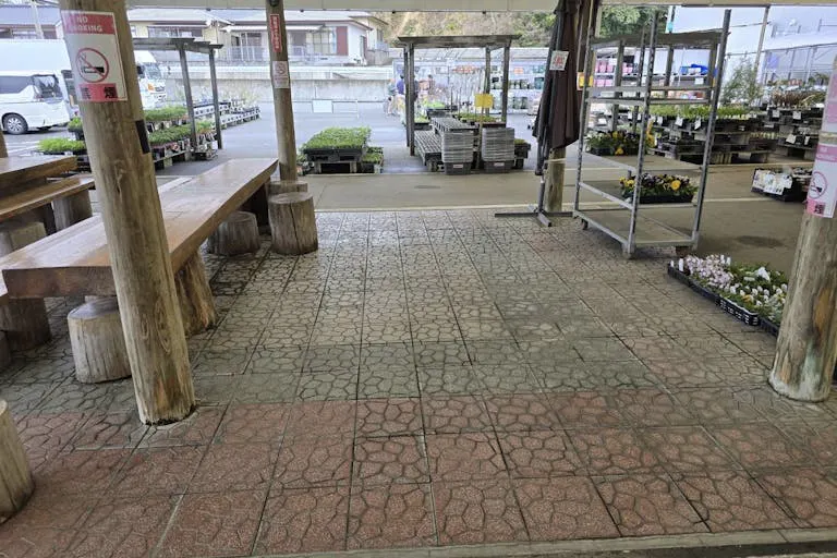 【スーパーセンターニシムタ伊集院店】販促PR・物販に最適な屋外のお客様休憩スペース