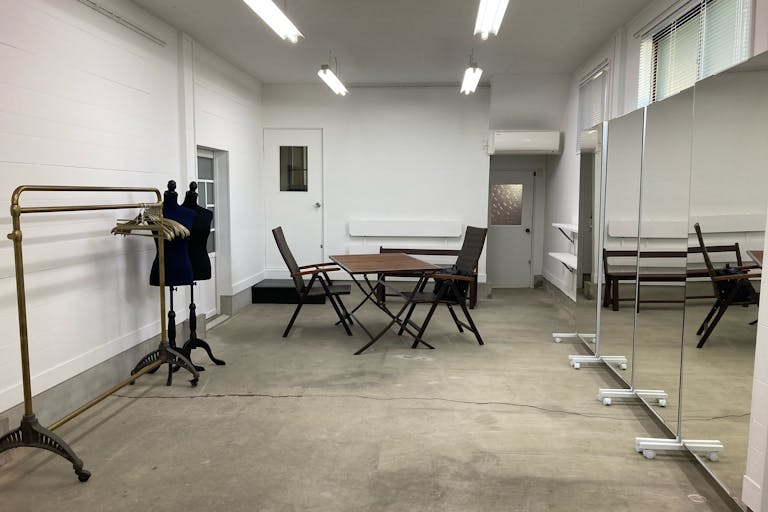 鉄骨2F建て1Fギャラリー(ハンガーラック・トルソー・テーブル&チェア・ミラーパーティション)