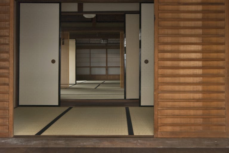 本玄関の間から和室Aを臨む