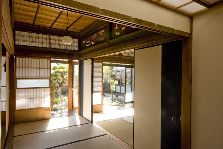 和室から庭を臨む