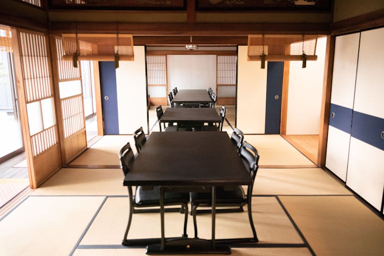 和室A(6畳・4畳・10畳)正面は銀幕スクリーン