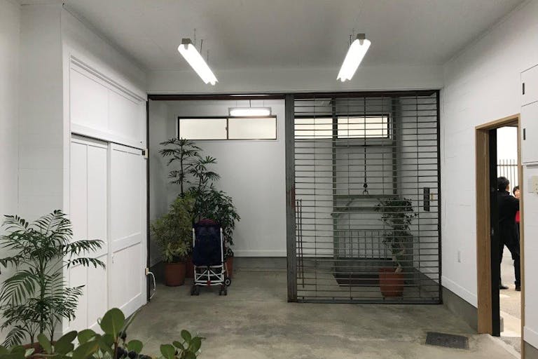 鉄骨2F建て1Fギャラリー(右奥は電動クレーン)