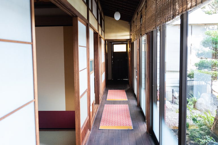 縁側とヨガマット(左が和室A・正面ドアが洋館・右日本庭園)