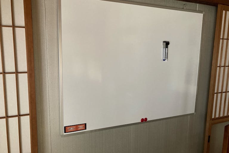 和室A(10畳 稼働型ホワイトボード兼スクリーン)
