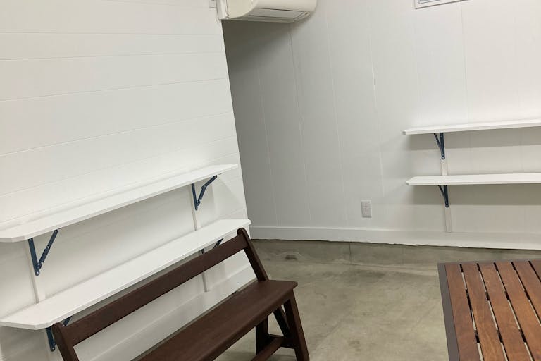 鉄骨2F建て1Fギャラリー(折畳み式ディスプレイ棚・ピクチャーレール・ベンチ)