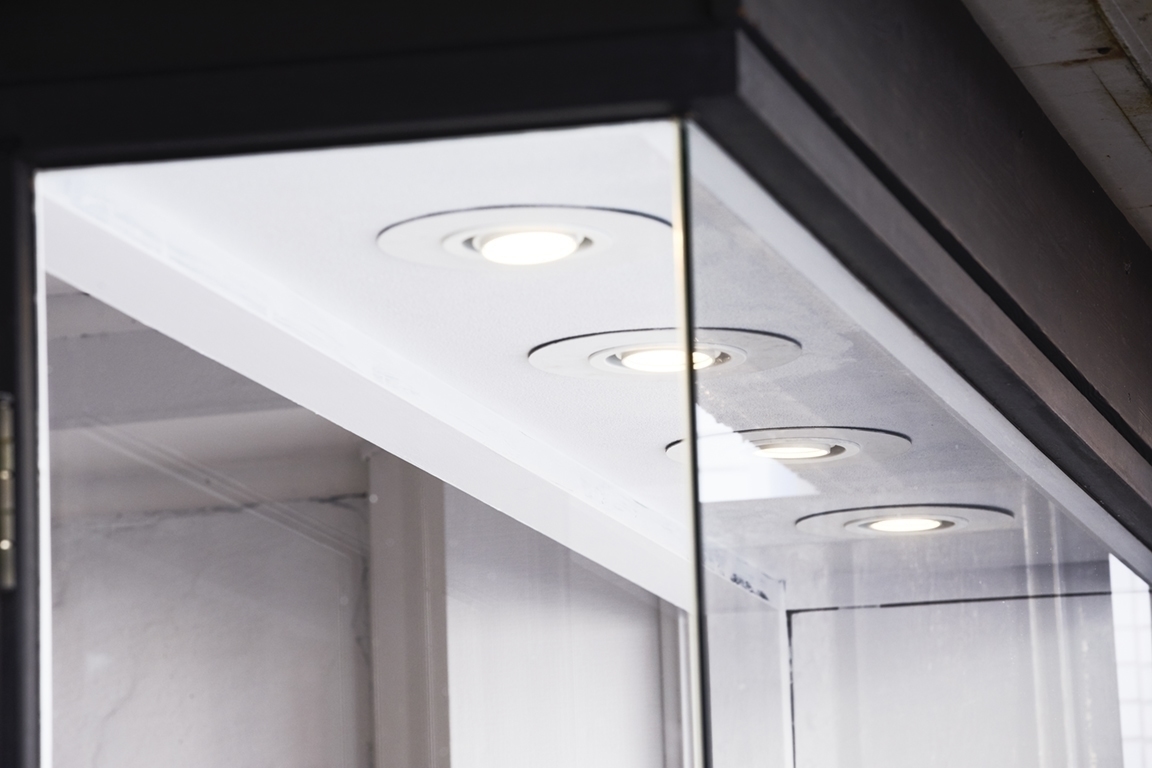 上部にライトがついているので、外に向けたディスプレイに最適です。