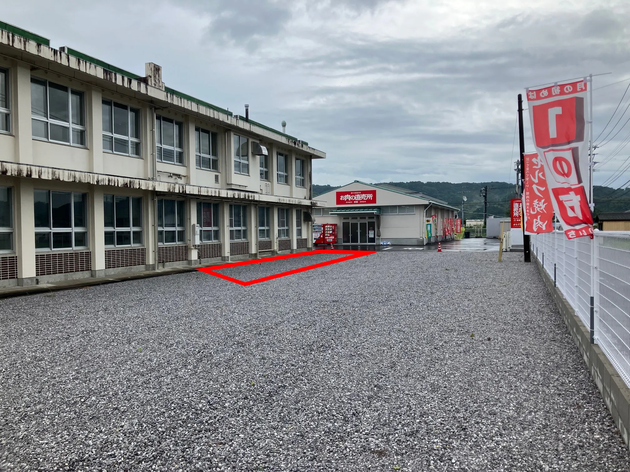 【お肉の直売所西都店】キッチンカー出店に最適な店舗入口正面の駐車場スペース