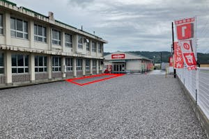 【お肉の直売所西都店】キッチンカー出店に最適な店舗入口正面の駐車場スペース