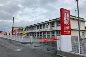 【お肉の直売所西都店】キッチンカー出店に最適な店舗入口正面の駐車場スペース