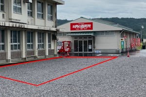 【お肉の直売所西都店】キッチンカー出店に最適な店舗入口正面の駐車場スペース