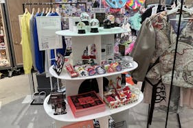 【ラフォーレ原宿/明治神宮前駅1分】愛と狂気のマーケット ポップアップストアやアート展示、商品PR等に最適、販売員スタッフ不要なラック(什器持込)