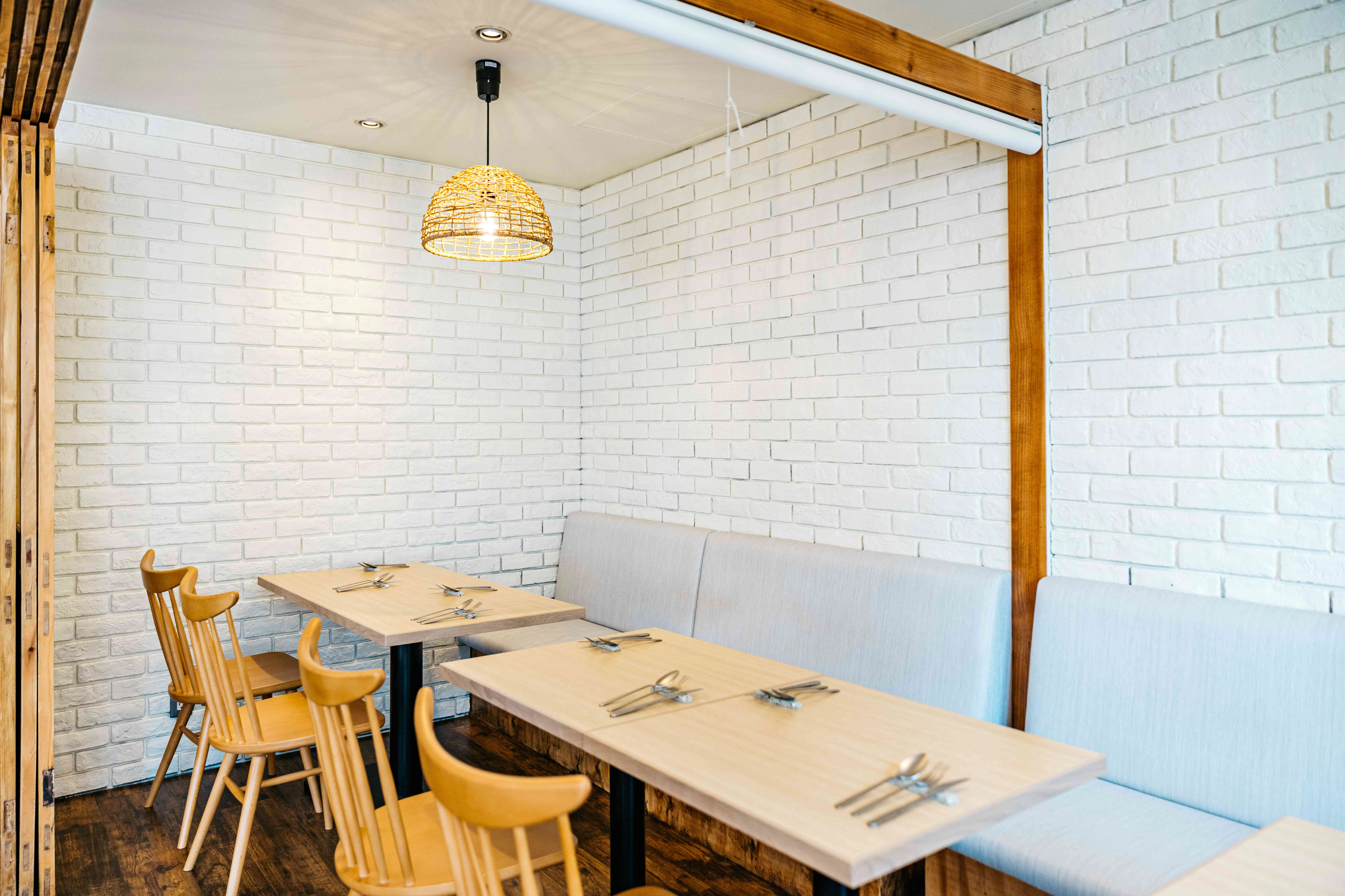 【田町駅7分】ロケ等の撮影用途やクローズドイベント、オフサイトミーティング等に最適な一面ホワイトとウッドを基調としたイベントスペース