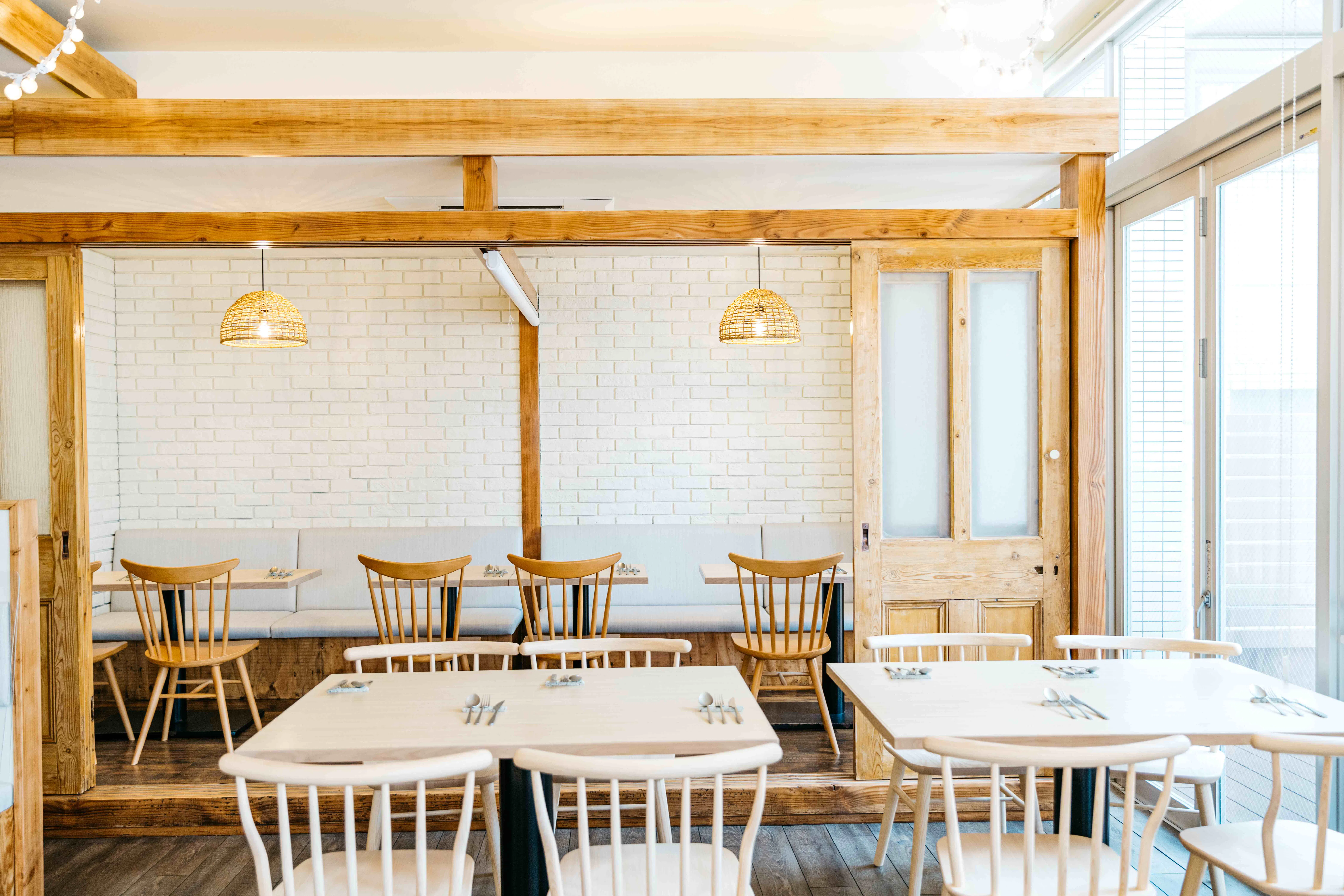 【田町駅7分】ロケ等の撮影用途やクローズドイベント、オフサイトミーティング等に最適な一面ホワイトとウッドを基調としたイベントスペース