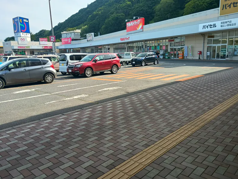 【マックスバリュ三戸店】正面軒下（キッチンカー） 販促プロモーションやキッチンカー出店に最適なスーパー店外催事イベントスペース