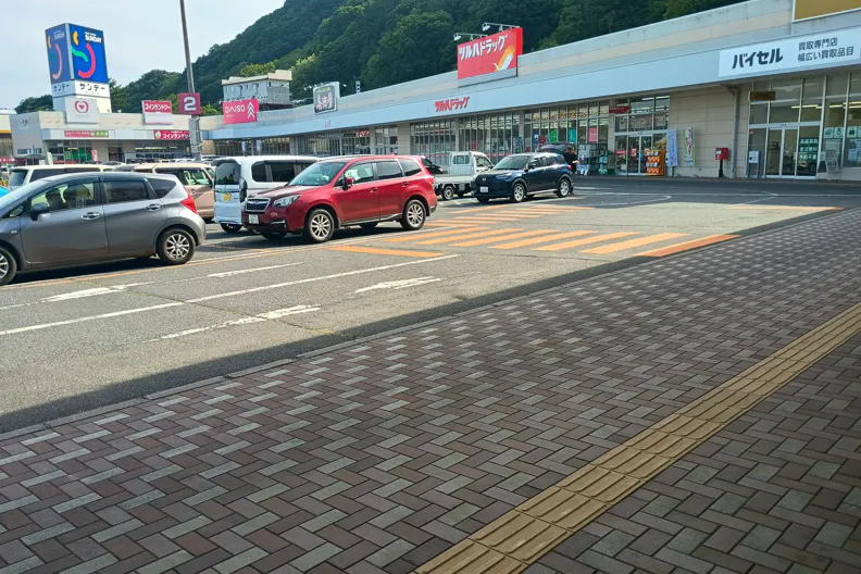 【マックスバリュ三戸店】正面軒下(キッチンカー) 販促プロモーションやキッチンカー出店に最適なスーパー店外催事イベントスペース