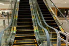 【イオンモール豊川】モール内広告 エスカレーター手すり