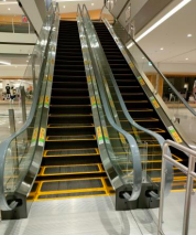 【イオンモール豊川】モール内広告 エスカレーター手すり