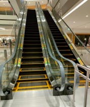 【イオンモール豊川】モール内広告 エスカレーター手すりの画像