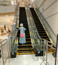 【イオンモール豊川】モール内広告 エスカレーター手すり