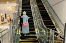 【イオンモール豊川】モール内広告 エスカレーター手すり