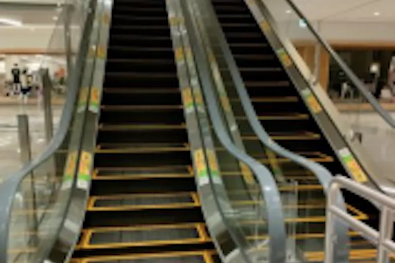【イオンモール豊川】モール内広告 エスカレーター手すりの画像1