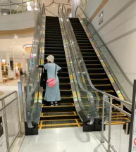 【イオンモール豊川】モール内広告 エスカレーター手すり