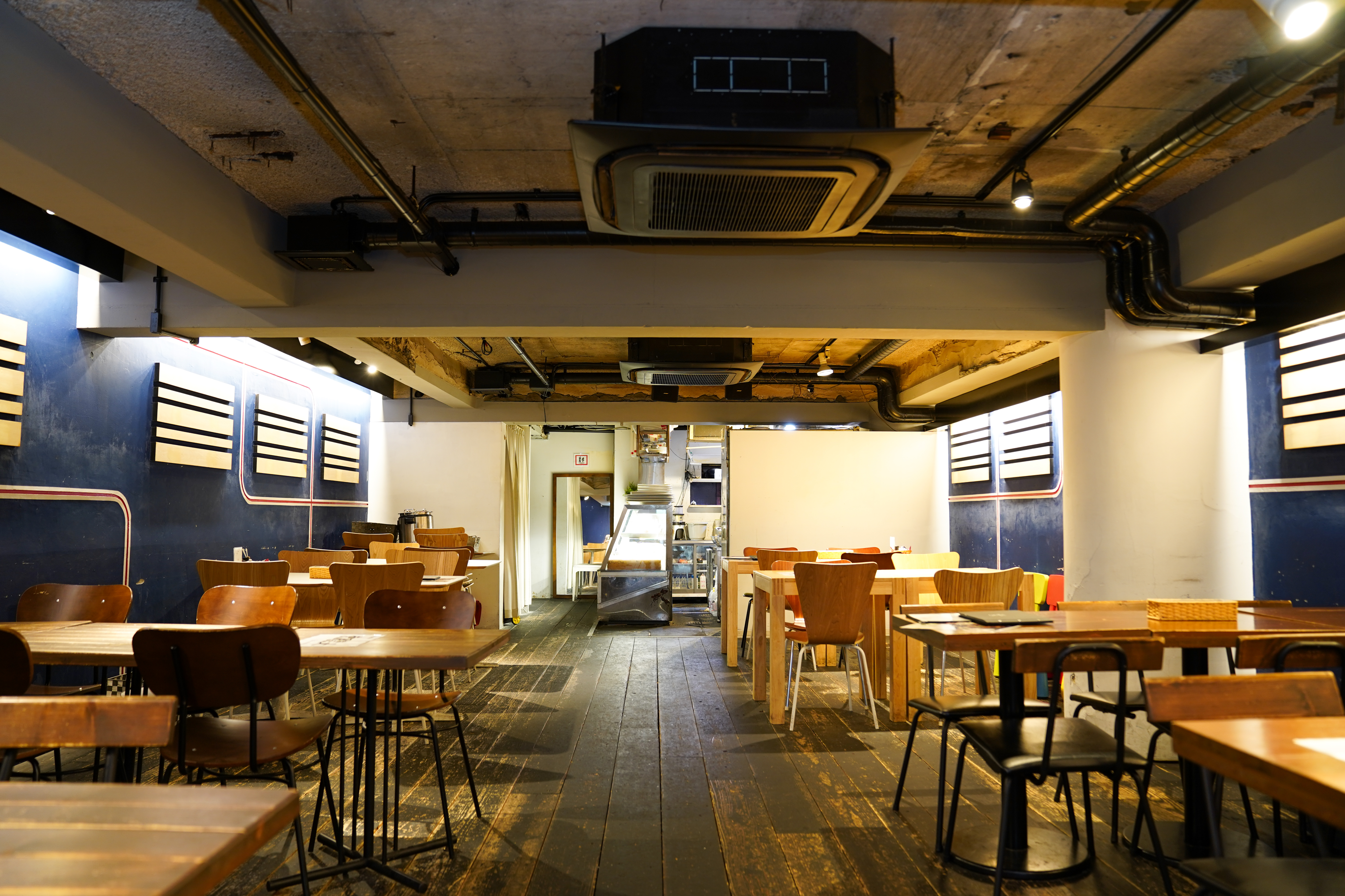 一面コンクリートのモダンなイベントスペースです