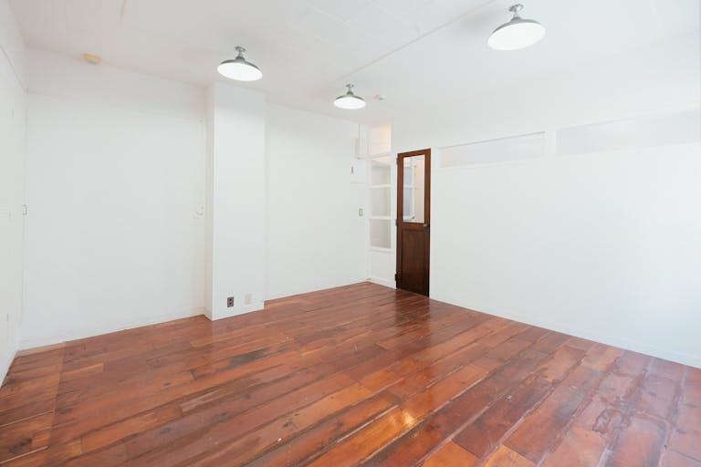 【明治神宮前駅5分】展示会・ポップアップに最適な白壁自然光が入る落書き可能なキャットストリート沿いスペースの画像5