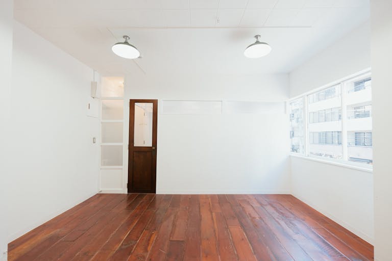 【明治神宮前駅5分】展示会・ポップアップに最適な白壁自然光が入る落書き可能なキャットストリート沿いスペースの画像1