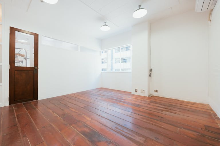 【明治神宮前駅5分】展示会・ポップアップに最適な白壁自然光が入る落書き可能なキャットストリート沿いスペースの画像6