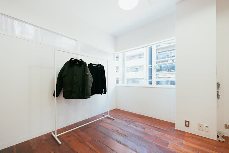 【明治神宮前駅5分】展示会・ポップアップに最適な白壁自然光が入る落書き可能なキャットストリート沿いスペースの画像2