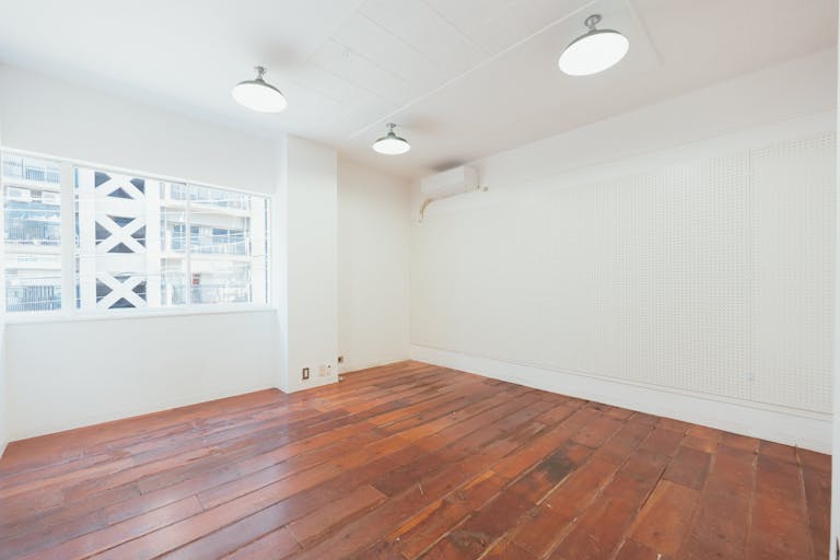 【明治神宮前駅5分】展示会・ポップアップに最適な白壁自然光が入る落書き可能なキャットストリート沿いスペースの画像7