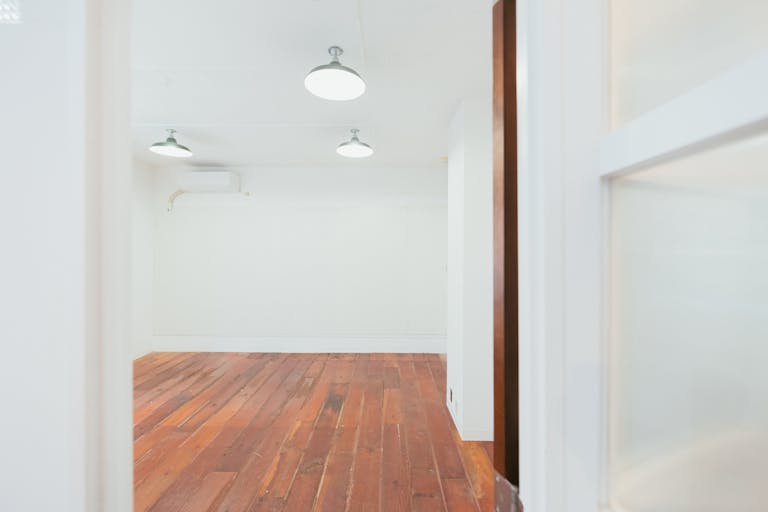 【明治神宮前駅5分】展示会・ポップアップに最適な白壁自然光が入る落書き可能なキャットストリート沿いスペースの画像9